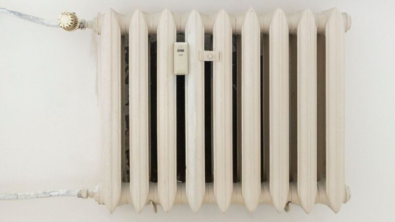 Who Works on Hot Water Heaters? Professional Repair Guide